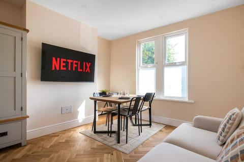 Communal lounge/ TV room, TV and multimedia, Living room, Seating area, Dining area, Evening entertainment