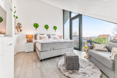 Bed, TV and multimedia, Balcony/Terrace, Seating area, Evening entertainment, Bedroom, Lake view, Lake view