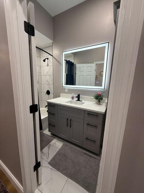 Cozy Condo Near Portsmouth Naval House in Portsmouth