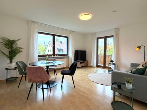TV and multimedia, Living room, Seating area, Dining area, Evening entertainment