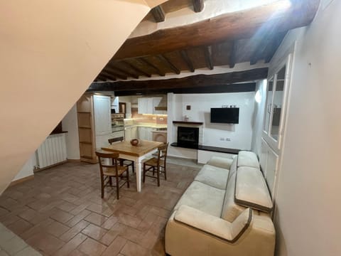 Kitchen or kitchenette, Living room, Seating area, Dining area