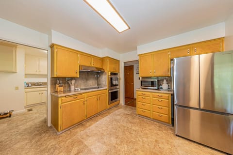 Sierra View Retreat with Newly Installed Hot tub! House in Oakhurst