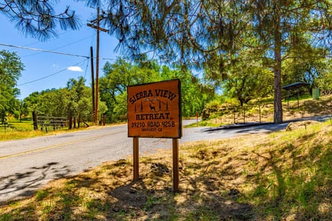 Sierra View Retreat with Newly Installed Hot tub! House in Oakhurst