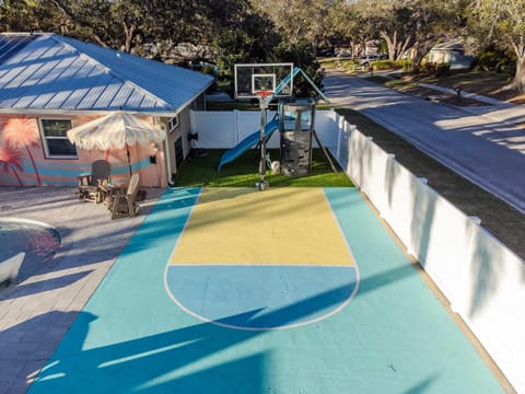 Family villa w pool cornhole & putting green House in Seminole