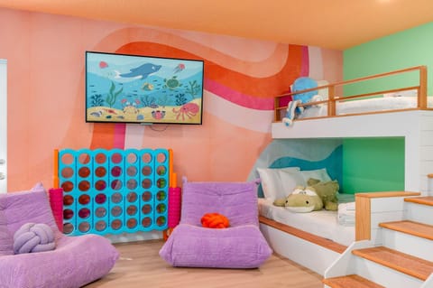 Family villa w pool cornhole & putting green House in Seminole