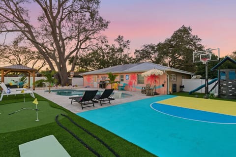 Family villa w pool cornhole & putting green House in Seminole