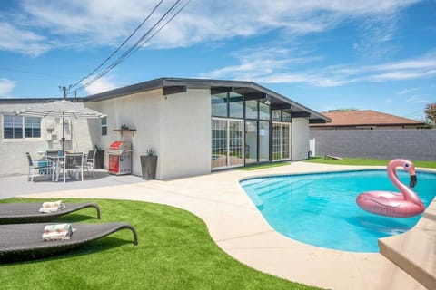 Property building, Swimming pool, Swimming pool