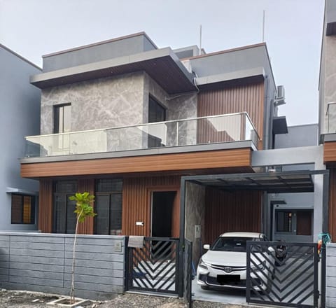 Property building, Balcony/Terrace, Parking