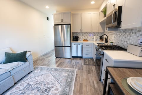 Kitchen or kitchenette, Living room, Seating area, Dining area, dishwasher, oven, pet friendly, stove, toaster