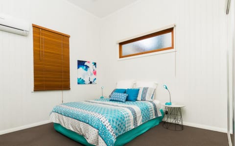 Bed, Photo of the whole room, air conditioner