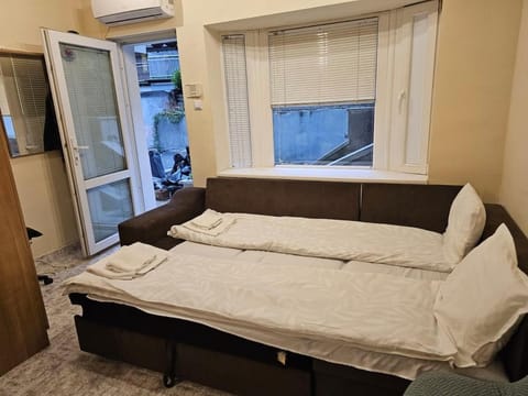 Bed, Living room, towels