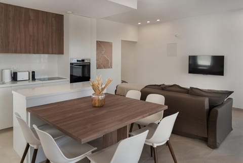 Kitchen or kitchenette, minibar