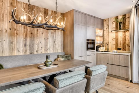 Coffee/tea facilities, Kitchen or kitchenette, Dining area, oven, stove