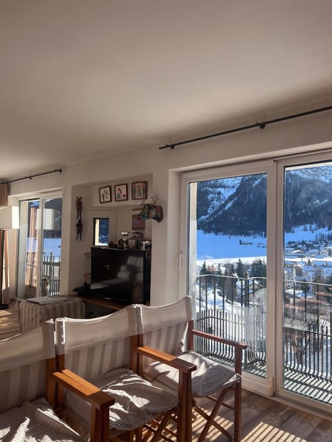 Living room, Mountain view