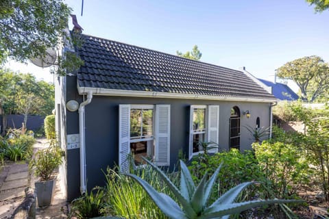 Property building, Facade/entrance, Spring, Day, Garden, Garden view