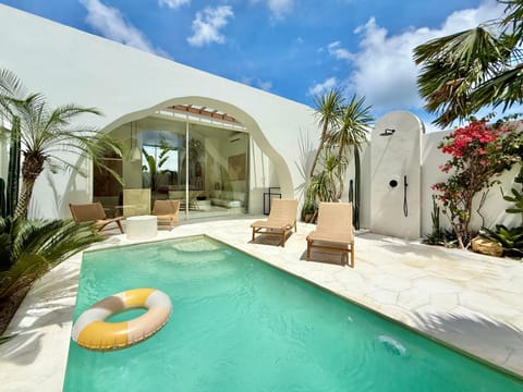 Property building, Patio, Day, Pool view, Swimming pool, sunbed