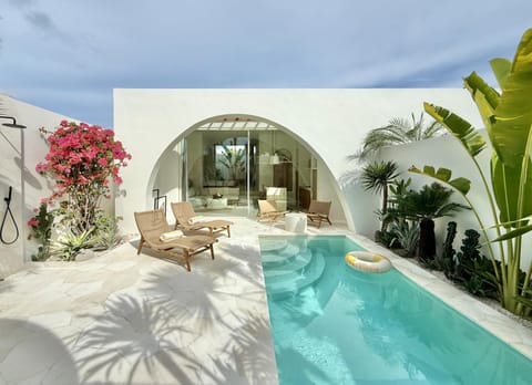 Patio, Day, Natural landscape, Garden, Living room, Seating area, Garden view, Pool view, Swimming pool, sunbed