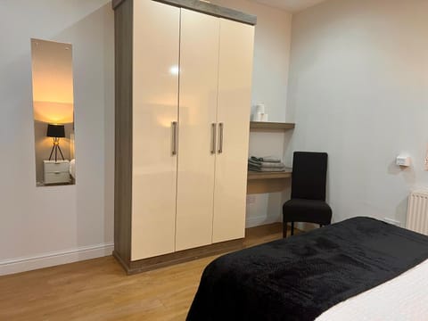 New Modern 3 Bed En-suites City Centre Apartment - Sleeps 8- Paid Parking Options Apartment in Preston