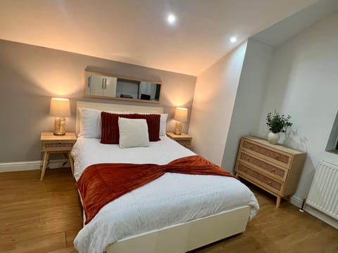 New Modern 3 Bed En-suites City Centre Apartment - Sleeps 8- Paid Parking Options Apartment in Preston