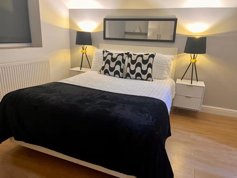 New Modern 3 Bed En-suites City Centre Apartment - Sleeps 8- Paid Parking Options Apartment in Preston