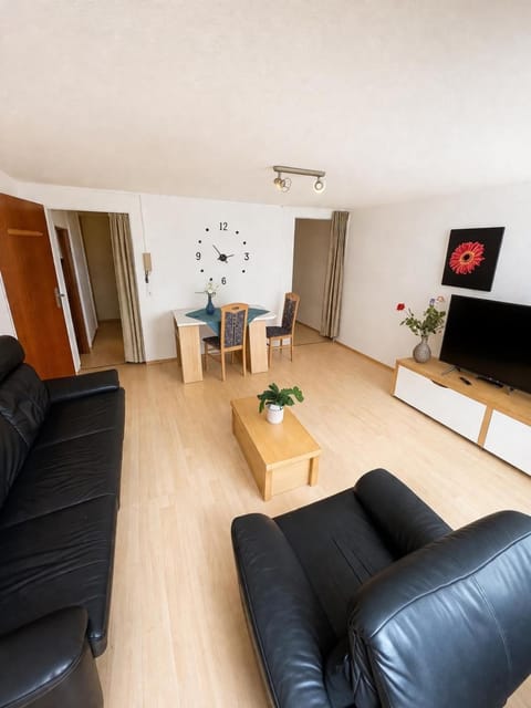 Communal lounge/ TV room, TV and multimedia, Living room, Seating area