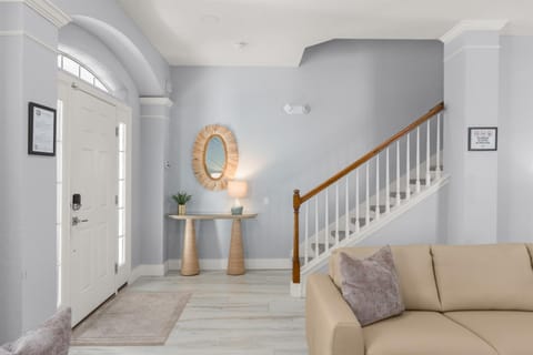 Fabulous Windsor Hills View - Huge pool deck - newly redecorated open plan House in Windsor Hills