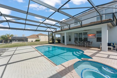 Fabulous Windsor Hills View - Huge pool deck - newly redecorated open plan House in Windsor Hills