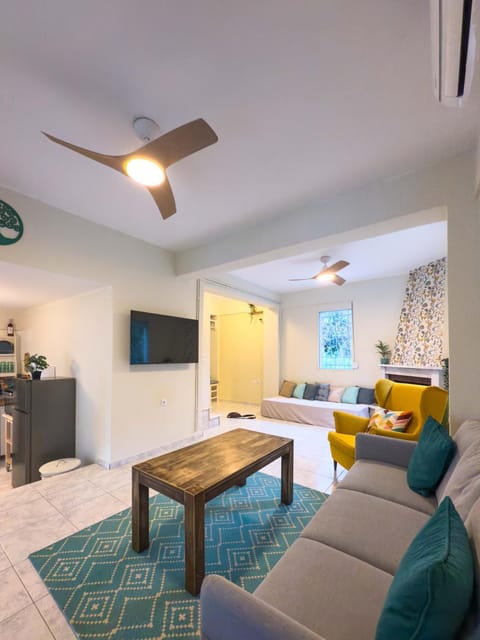 TV and multimedia, Seating area, air conditioner