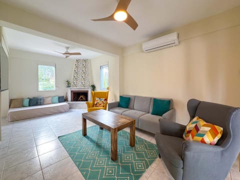 TV and multimedia, Seating area, air conditioner