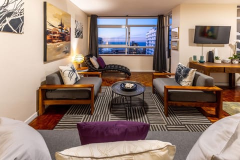 Communal lounge/ TV room, TV and multimedia, Living room, Seating area, Evening entertainment, Sea view, Street view