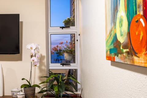 Communal lounge/ TV room, TV and multimedia, Decorative detail, Evening entertainment, Sea view