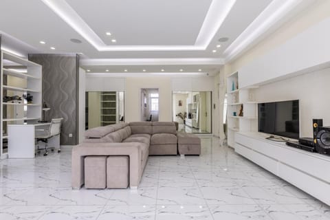 Communal lounge/ TV room, TV and multimedia, Living room, Seating area
