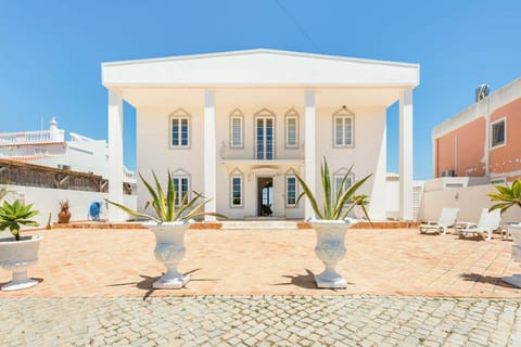Property building, Facade/entrance, Off site, Day