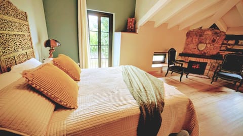 Bed, Photo of the whole room, Bedroom, fireplace