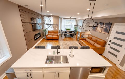 Luxury 9 BR, Villa Mins from Downtown and the Lake Villa in Rogers Park