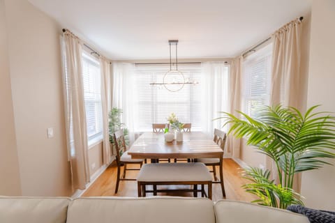 Luxury 9 BR, Villa Mins from Downtown and the Lake Villa in Rogers Park