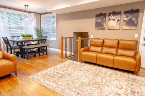 Luxury 9 BR, Villa Mins from Downtown and the Lake Villa in Rogers Park