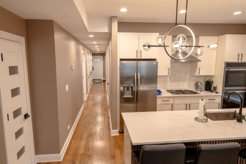 Luxury 9 BR, Villa Mins from Downtown and the Lake Villa in Rogers Park