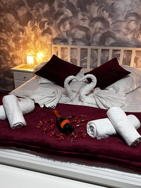 Bed, Photo of the whole room, Bedroom, towels