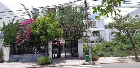 Off site, Neighbourhood