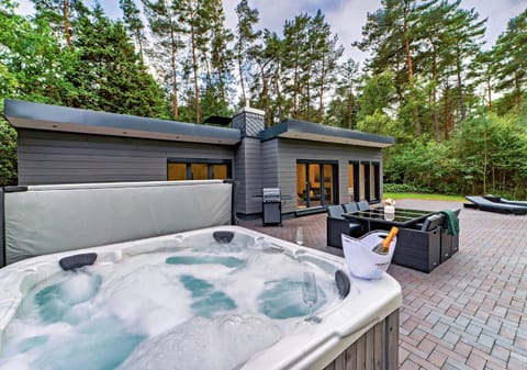 Property building, Garden, Hot Tub, Balcony/Terrace
