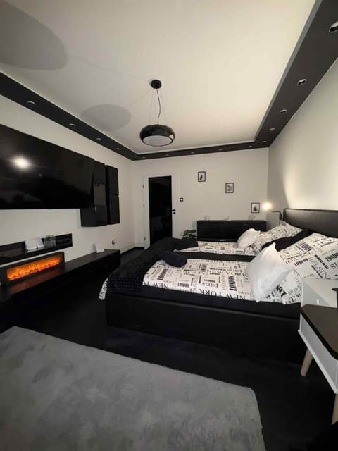 Bed, TV and multimedia, Seating area, Bedroom