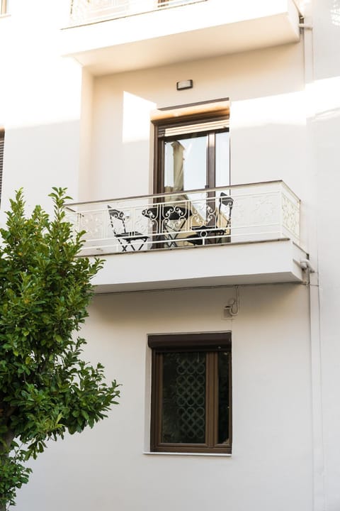 Property building, Day, Balcony/Terrace