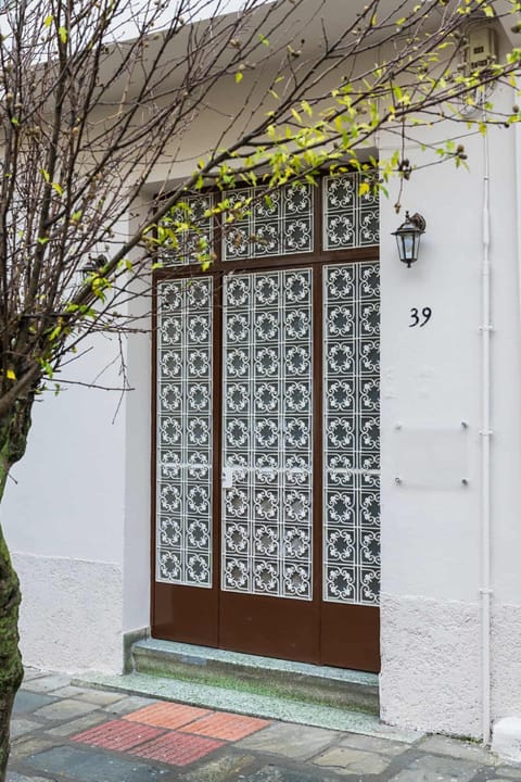 Property building, Facade/entrance, Day