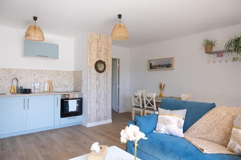 Coffee/tea facilities, Kitchen or kitchenette, Living room, Seating area, Dining area, oven, stove, toaster