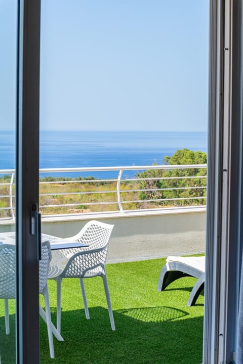 View (from property/room), Balcony/Terrace, Dining area, Sea view, sunbed