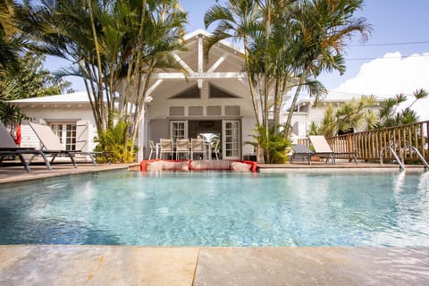 Property building, Patio, Day, Pool view, Swimming pool, sunbed