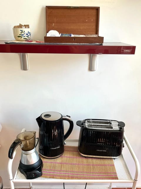 Coffee/tea facilities, toaster
