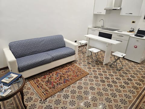 Kitchen or kitchenette, Living room, Dining area, minibar, oven, stove