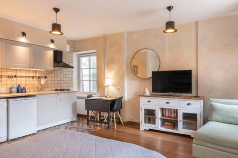 TV and multimedia, Kitchen or kitchenette, Living room, Seating area, Dining area